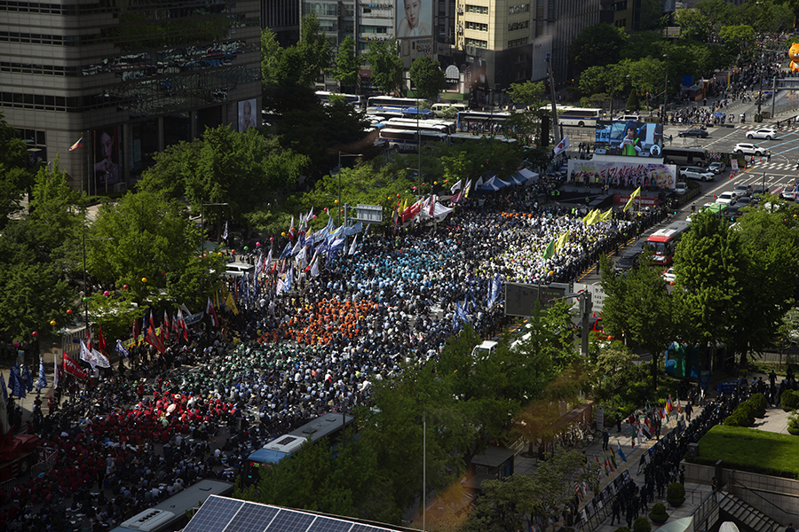 Члены южнокорейской конфедерации профсоюзов на акции против политики властей в области труда в Сеуле. Протестующие требовали провести трудовую реформу и улучшить условия труда.