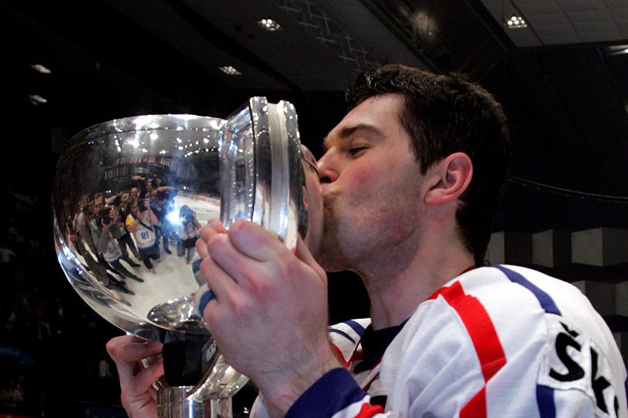 
VIENNA, AUSTRIA &mdash;&nbsp;MAY 15: Jaromir Jagr #68 of the Czech Republic kisses the trophy after his team defeated Canada in the IIHF World Men's Championships gold medal game at the Wiener Stadthalle on May 15, 2005 in Vienna, Austria. The Czech Republic won the gold medal with a score of 3-0.&nbsp;