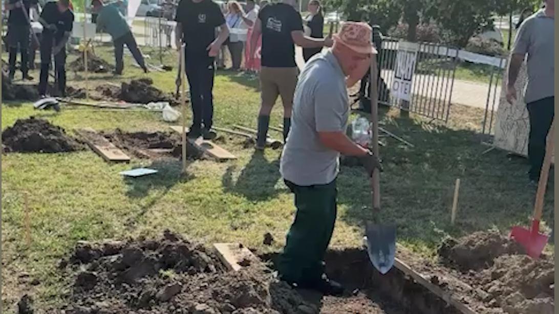 Россия заняла последнее место на конкурсе по копке могил в Венгрии