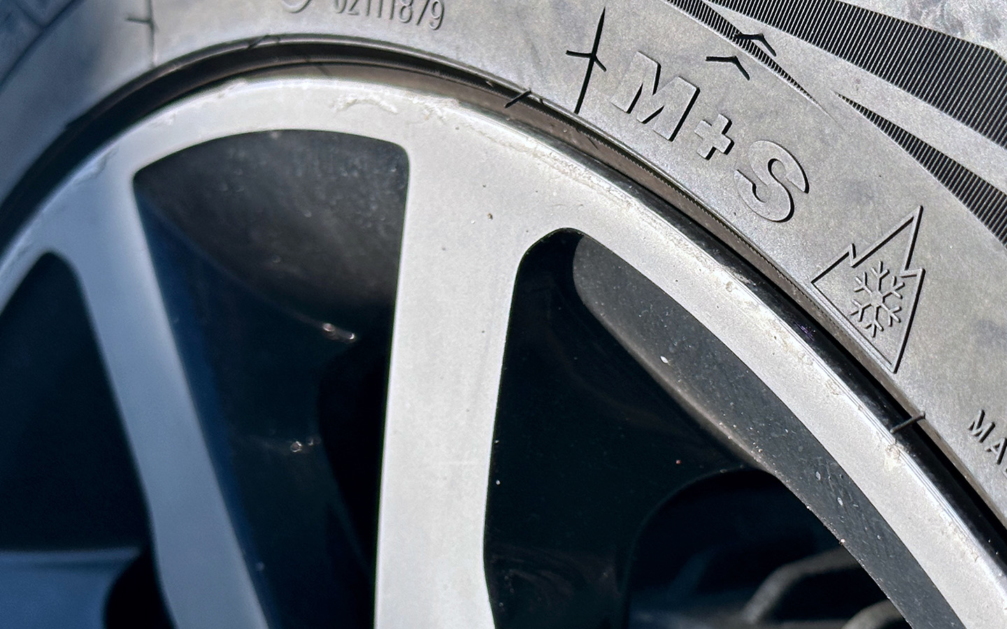 В ряде стран одной маркировки M+S недостаточно, чтобы покрышки считались зимними. На шине должен быть так называемый альпийский символ&nbsp;&mdash; 3PMSF (Three Peak Mountain Snow Flake), представляющий собой изображение трех горных вершин и снежинки