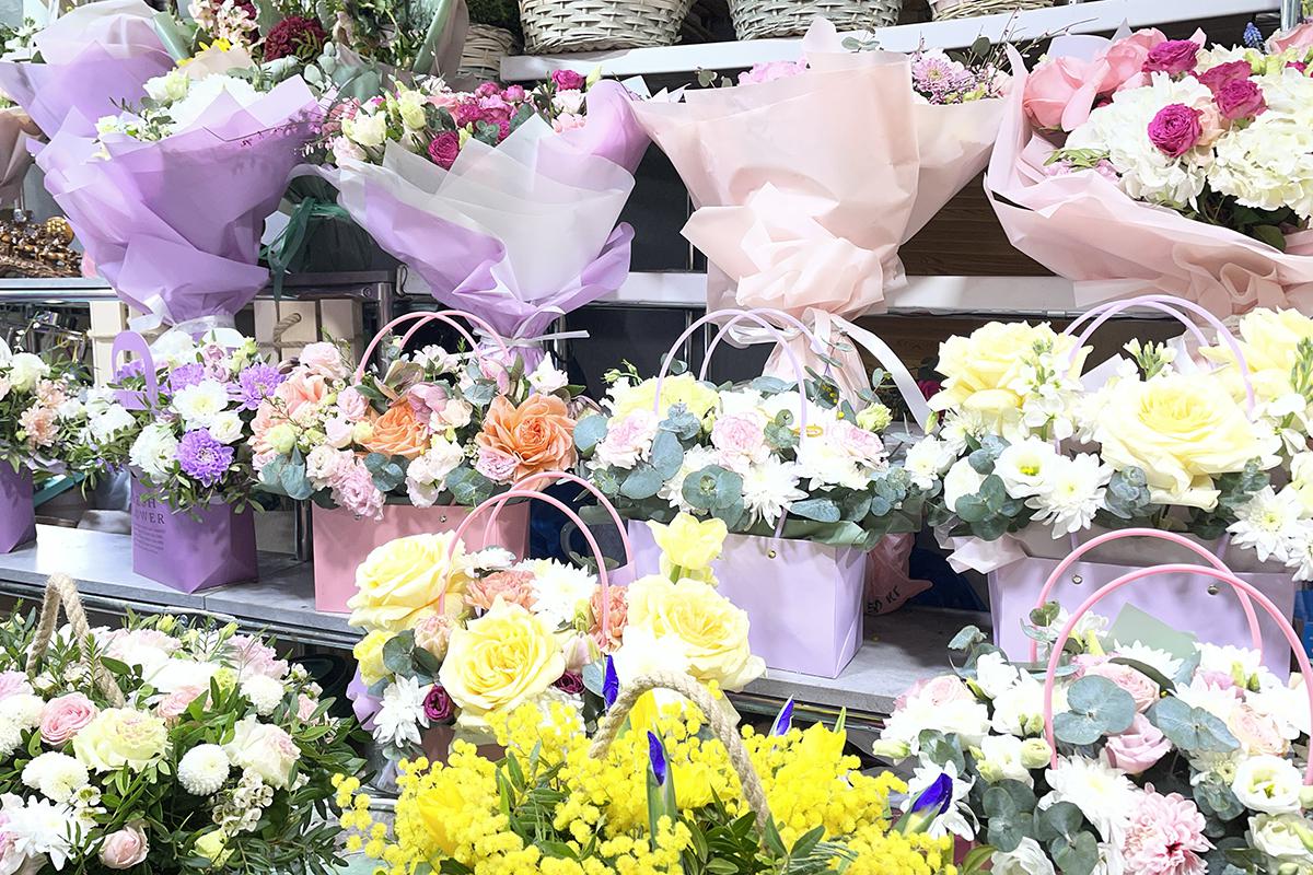 Продажа цветов на Рижском рынке в Москве в преддверии Международного женского дня, 06 марта