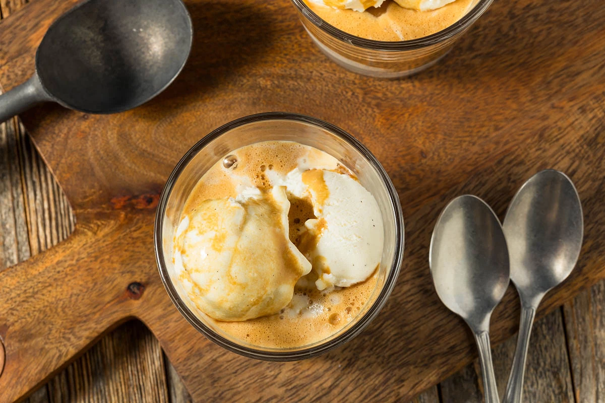 Кофе аффогато, или affogato al caffè, — итальянский десерт на основе мороженого и эспрессо