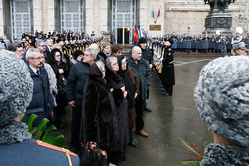 Мать Андрея Карлова Мария и&nbsp;вдова Андрея Карлова Марина (в центре слева направо) после&nbsp;церемонии прощания