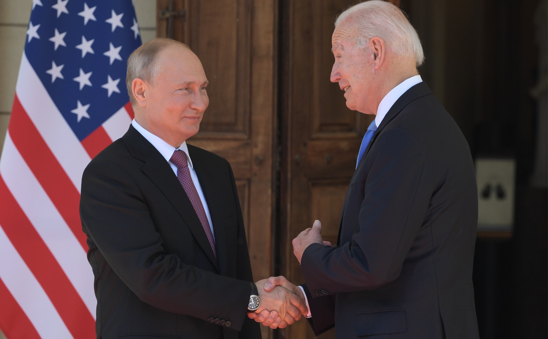 Президенты России и США Владимир Путин (слева) и Джо Байден