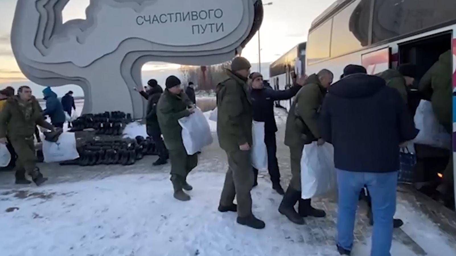 Минобороны показало видео с вернувшимися из плена российскими военными