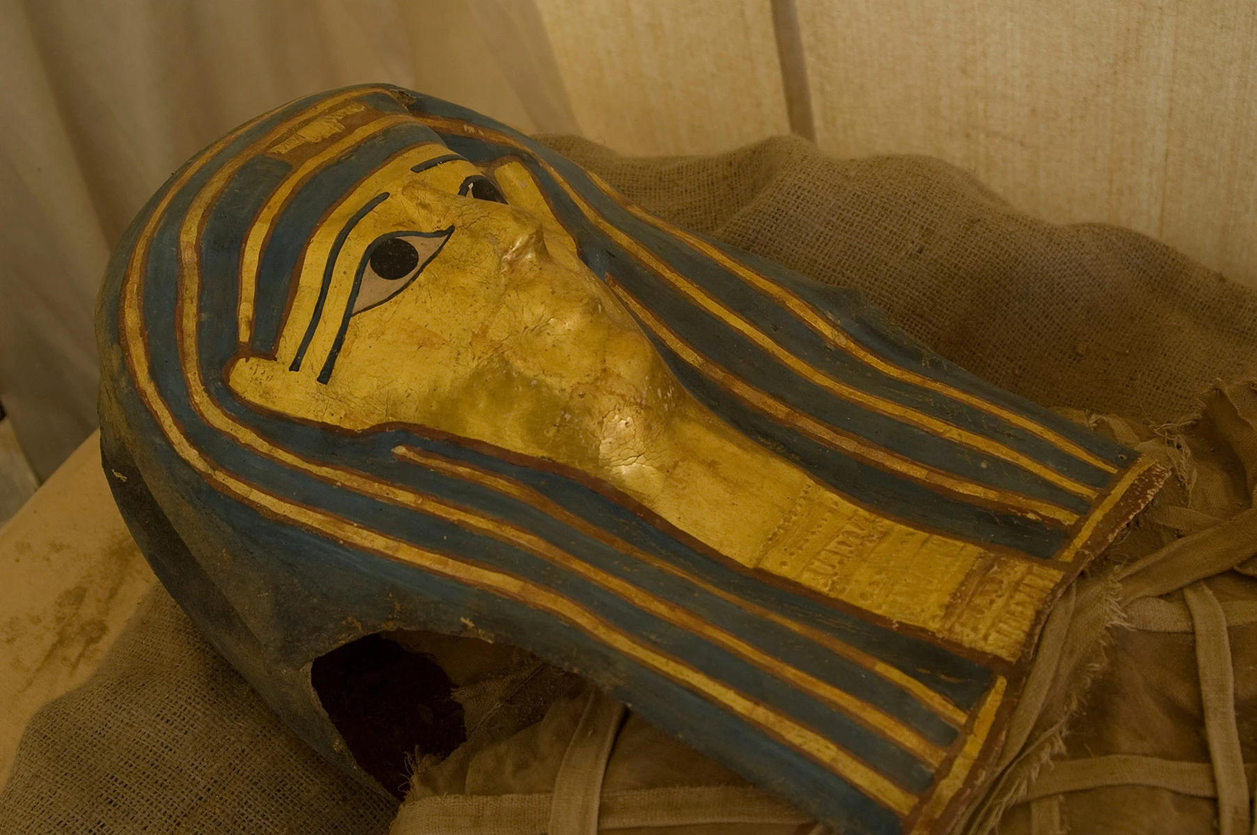 <p>Российская археологическая экспедиция в Дейр-эль-Банате: мумия в позолоченной маске</p>