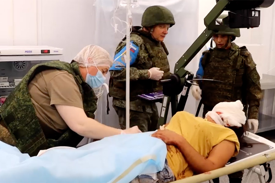 Врачами-специалистами медицинского отряда специального назначения оказана помощь жителям, получившим ранения, отметили в Минобороны России