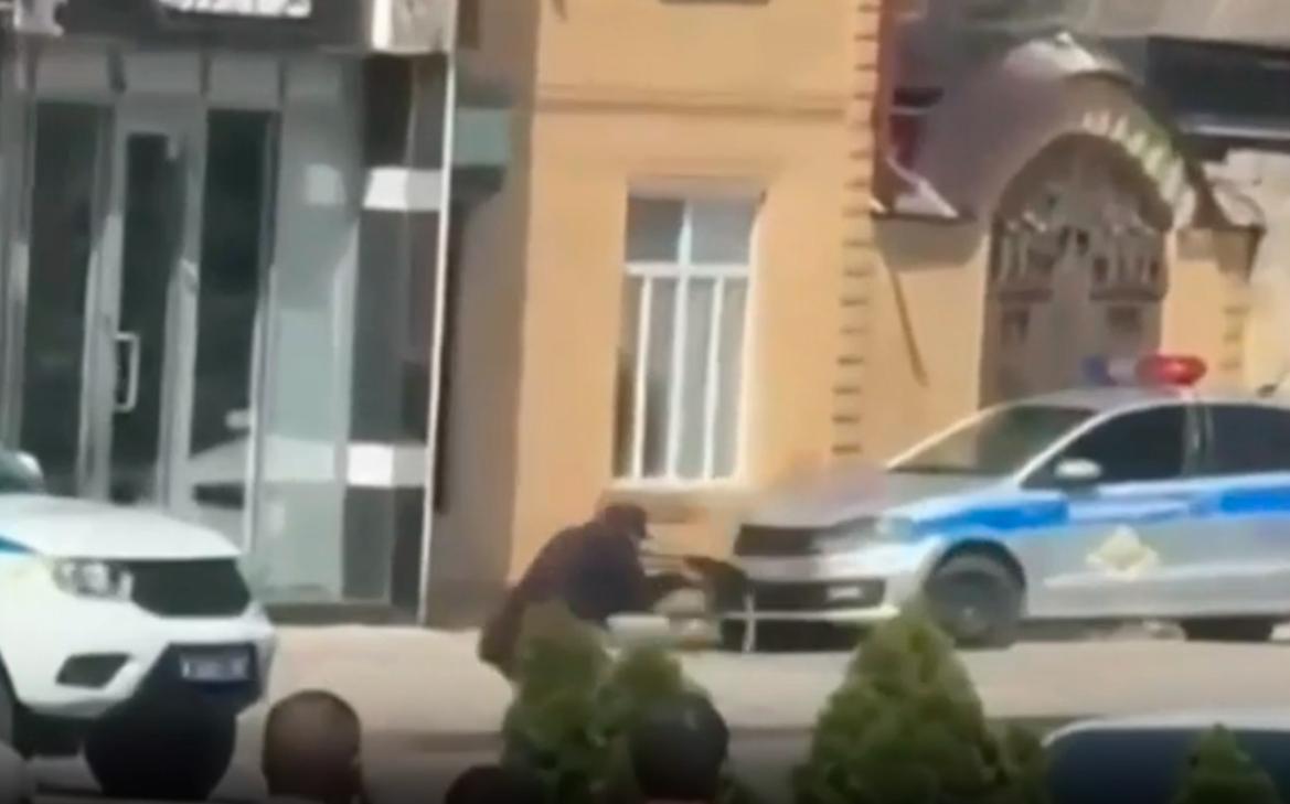 Во время стрельбы в Махачкале погибли трое полицейских