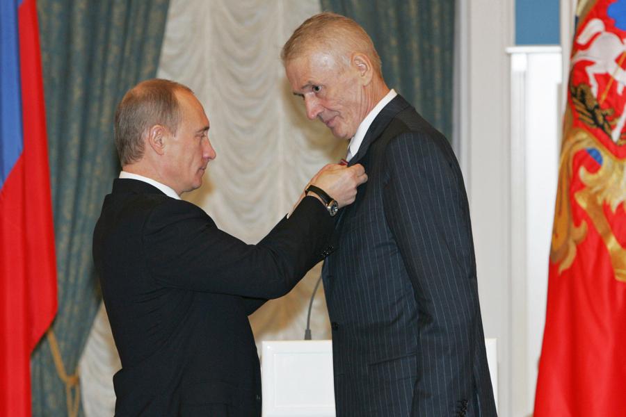 Президент России Владимир Путин наградил актера театра «Ленком» Александра Абдулова Орденом «За заслуги перед Отечеством» IV степени на торжественной церемонии в Кремле, 2007 год