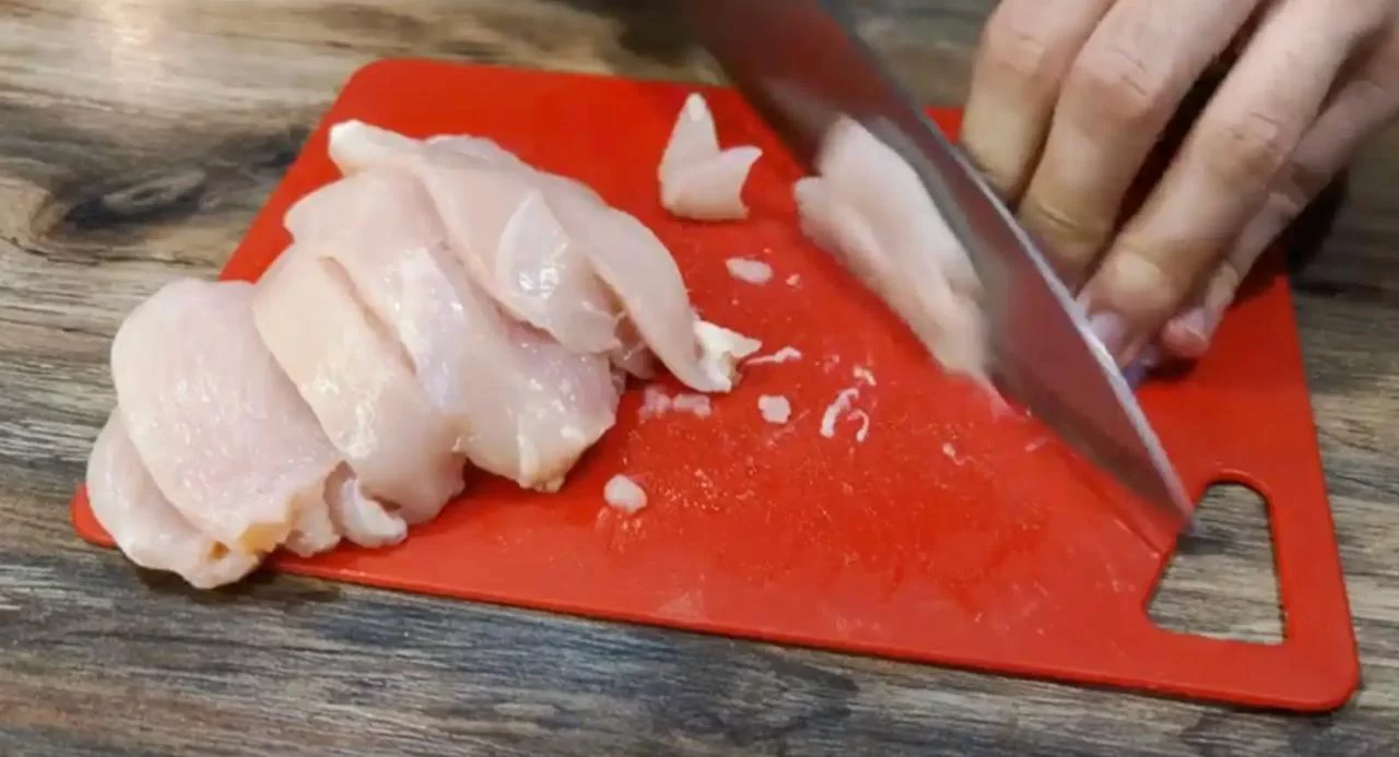 Нарежьте курицу небольшими кусочками