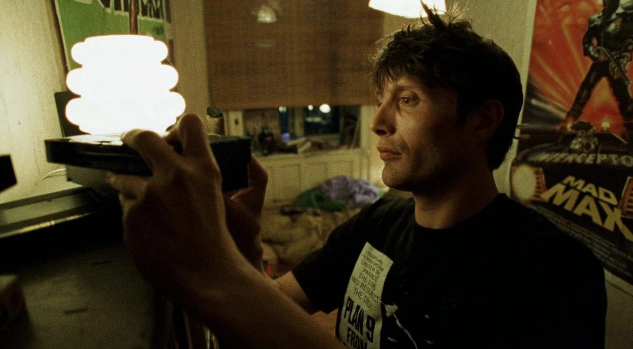 Кадр из фильма «Истекающий кровью» (1999 год)