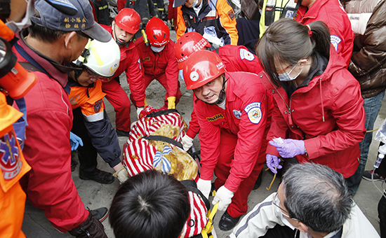 Тайвань.&nbsp;Спасатели извлекают жертву землетрясения из под обломков разрушенного здания в Тайнане