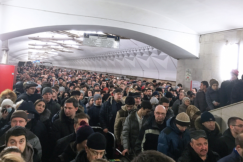 Пассажиры на&nbsp;станции &laquo;Тульская&raquo; Серпуховско-Тимирязевской линии московского метро. 8 февраля 2016 года