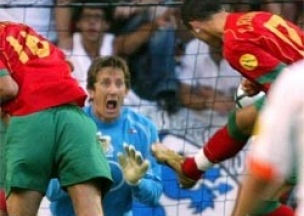 Португалия стала первым финалистом Евро-2004