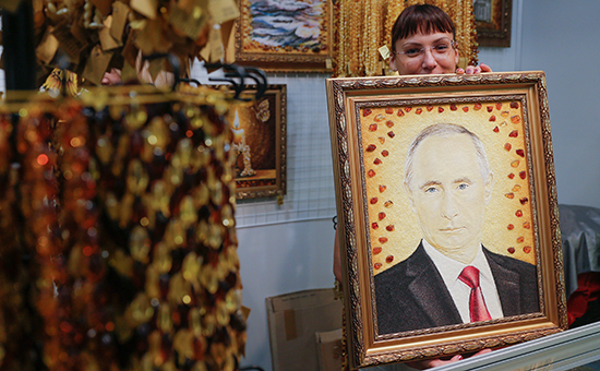 Картина президента России&nbsp;Владимира Путина&nbsp;из янтаря на первом экономическом форуме янтарной отрасли, 7 октября 2016 года




