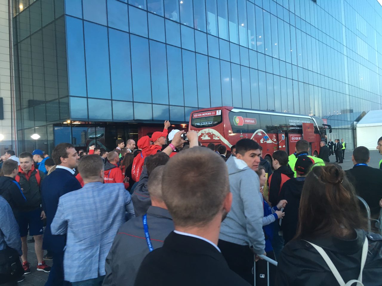 Очередь у автобуса сборной Португалии после матча с россиянами