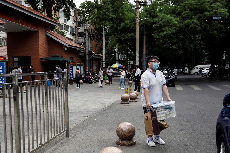 В пекинском районе Фэнтай пришлось снова закрыть несколько школ, которые успели вернуться к работе