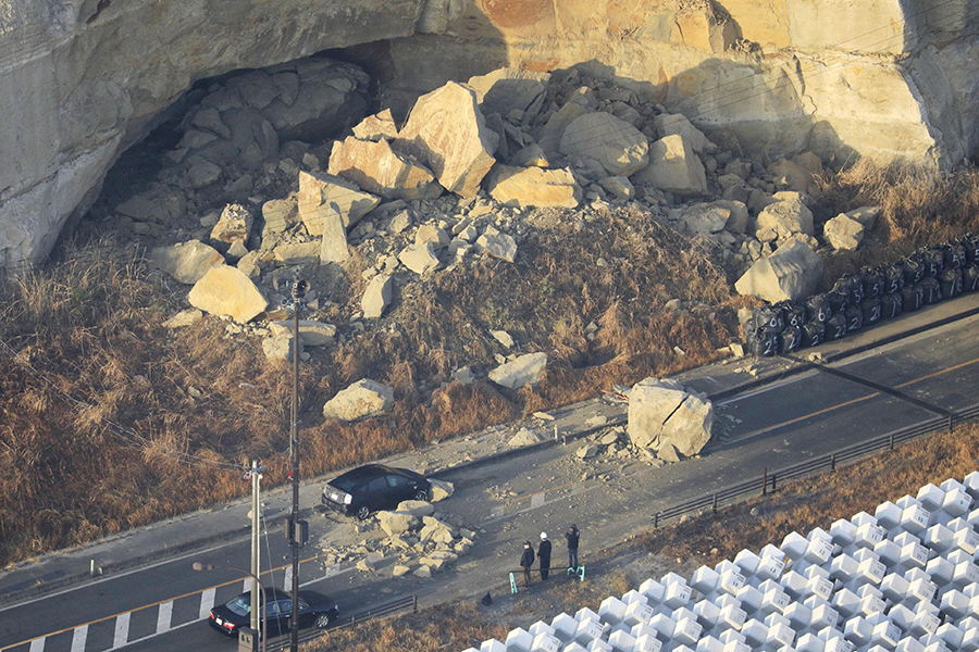 Оползень, вызванный сильным землетрясением, перекрыл скоростную автомагистраль Джобан в Соме, префектура Фукусима.&nbsp;
