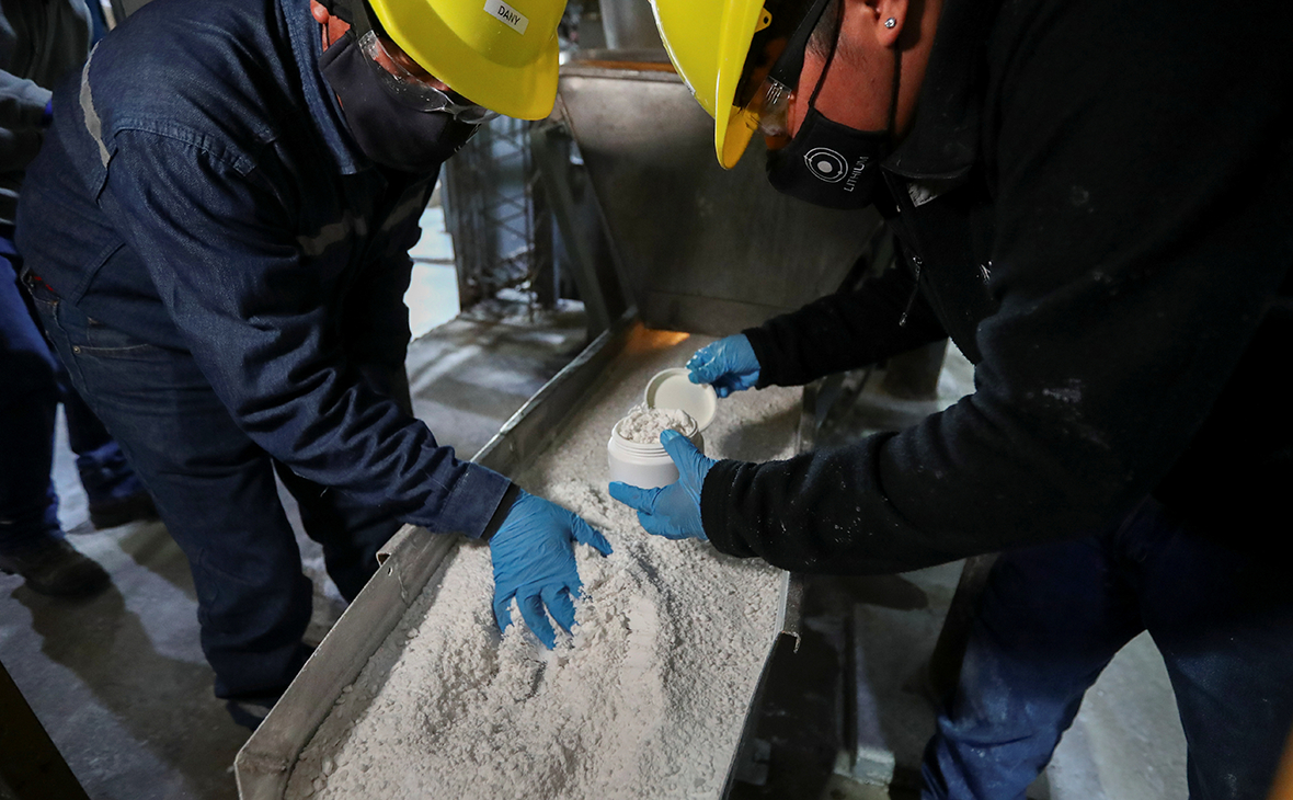 Рабочие собирают карбонат лития