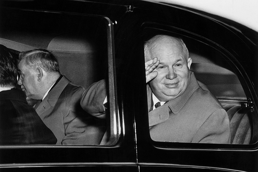 В 1956 году Елизавета II встретилась с правительственной делегацией во главе с Никитой Хрущевым. Во время официального визита советский руководитель подарил королевской семье изделия из сибирских соболей, скакунов-ахалтекинцев, медвежонка, которого передали в Лондонский зоопарк, а также броши с драгоценными камнями.

Елизавете II и ее сестре принцессе Маргарет преподнесли сапфировые украшения, а королеве-матери&nbsp;&mdash; брошь из белого золота с эмалью и бриллиантами производства&nbsp;Фаберже. Эту брошь&nbsp;можно было увидеть на лацканах костюмов герцогини Корнуольской, ныне королевы-консорта