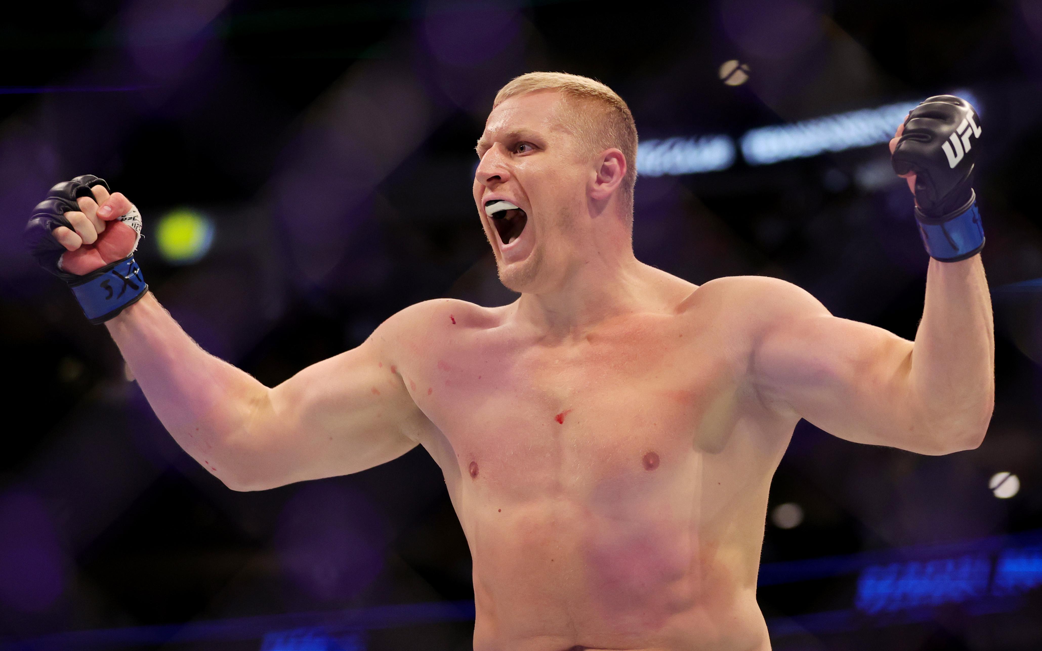 Лучший российский тяжеловес в UFC узнал имя следующего соперника