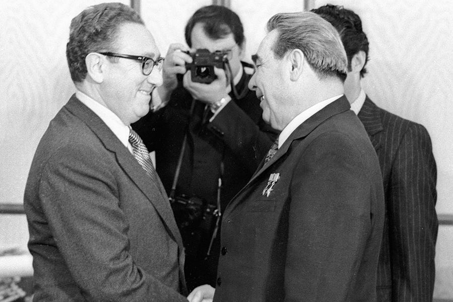 Леонид Брежнев&nbsp;и Генри Киссинджер&nbsp;перед началом переговоров в Кремле. 25 марта 1974 года