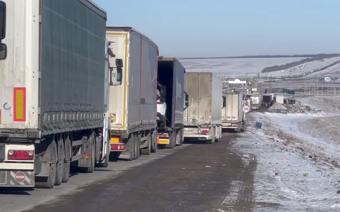 На границе России и Казахстана встали в пробке 280 грузовиков