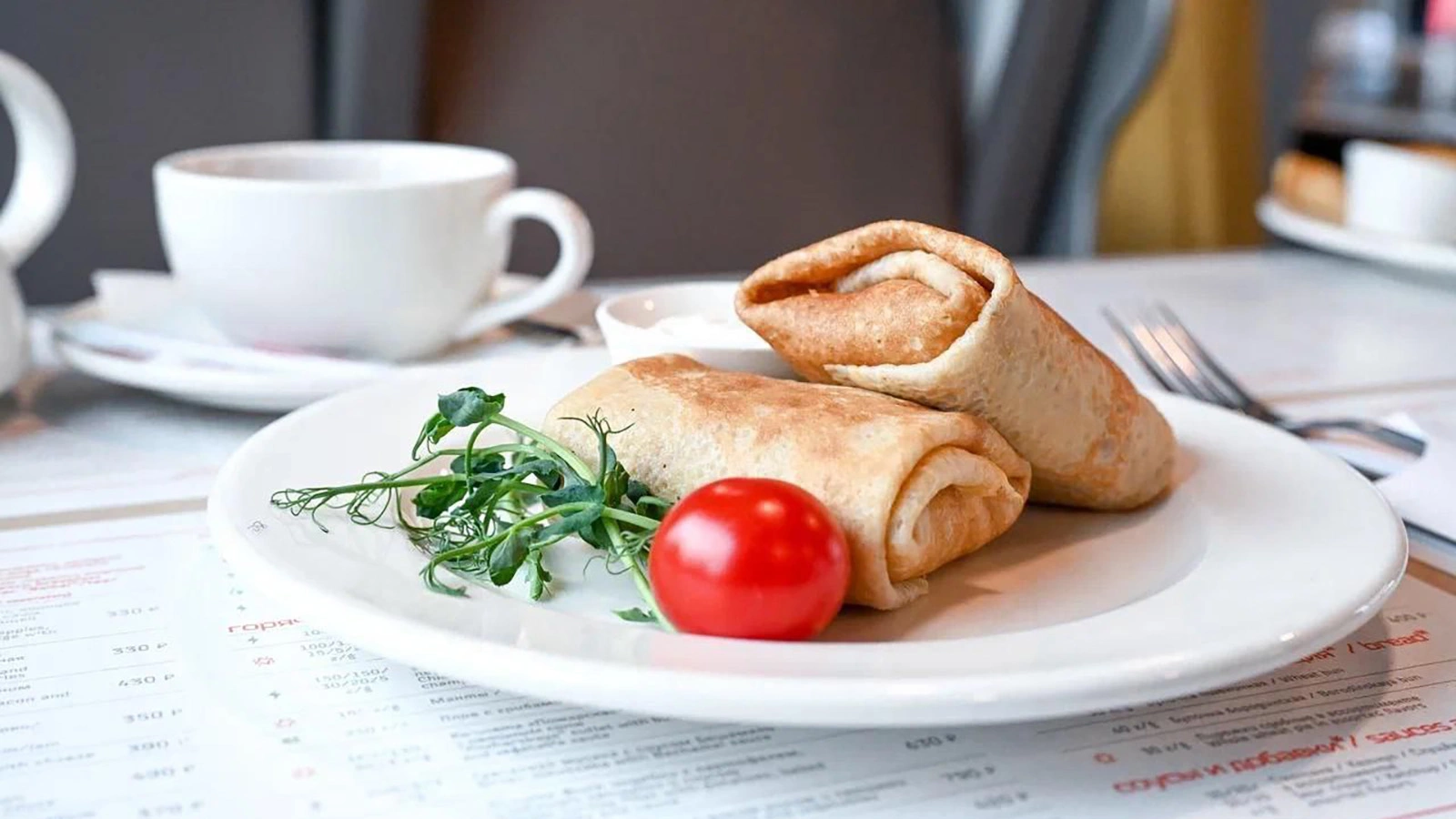 В российских поездах ввели праздничное меню в честь Масленицы