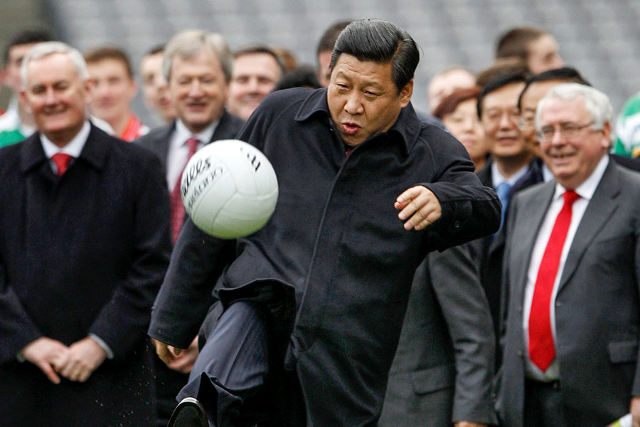 Председатель КНР увлекается большим количеством видов спорта: он занимается плаванием и альпинизмом, а в молодости играл в футбол и волейбол. С именем Си Цзиньпина часто связывают рост популярности футбола в стране. В июне 2017 года на встрече с президентом ФИФА председатель КНР выразил надежду, что в будущем Китай примет чемпионат мира.