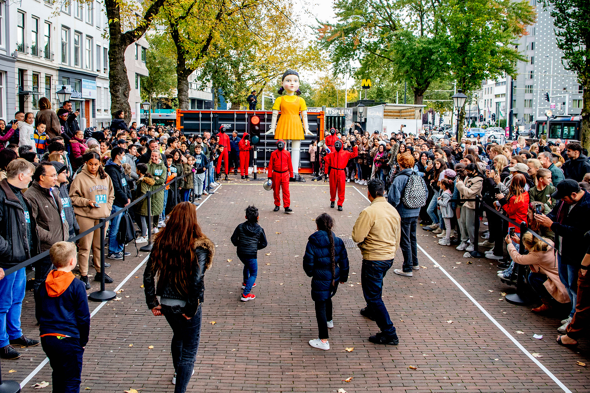 17 октября, Роттердам (Нидерланды), участники игры &laquo;тише едешь&nbsp;&mdash; дальше будешь&raquo;. Победитель получил зеленый тренировочный костюм, как в сериале, а проигравшие&nbsp;&mdash; печенье с молоком