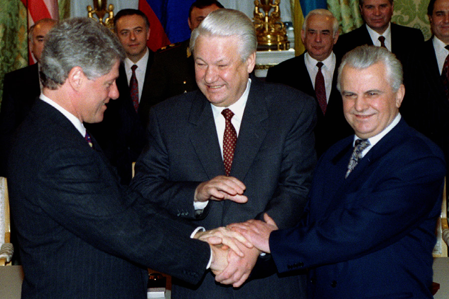 На фото слева направо: президент США Билл Клинтон, президент России Борис Ельцин и президент Украины Леонид Кравчук обмениваются рукопожатиями после подписания трехстороннего американо-российско-украинского Соглашения о ликвидации&nbsp;стратегических ракетных боеголовок на Украине, 14 января 1994 года