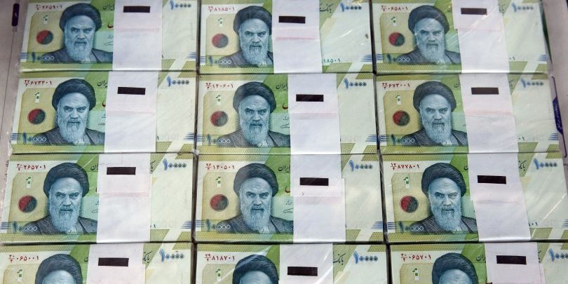 Валюта Ирана рухнула до миллиона риалов за $1. В чем причина обвала