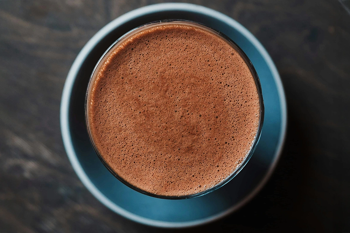 Горячий шоколад — тягучий, шелковистый, плотный и обволакивающий. Можно ли приготовить такую сладость дома? Можно!