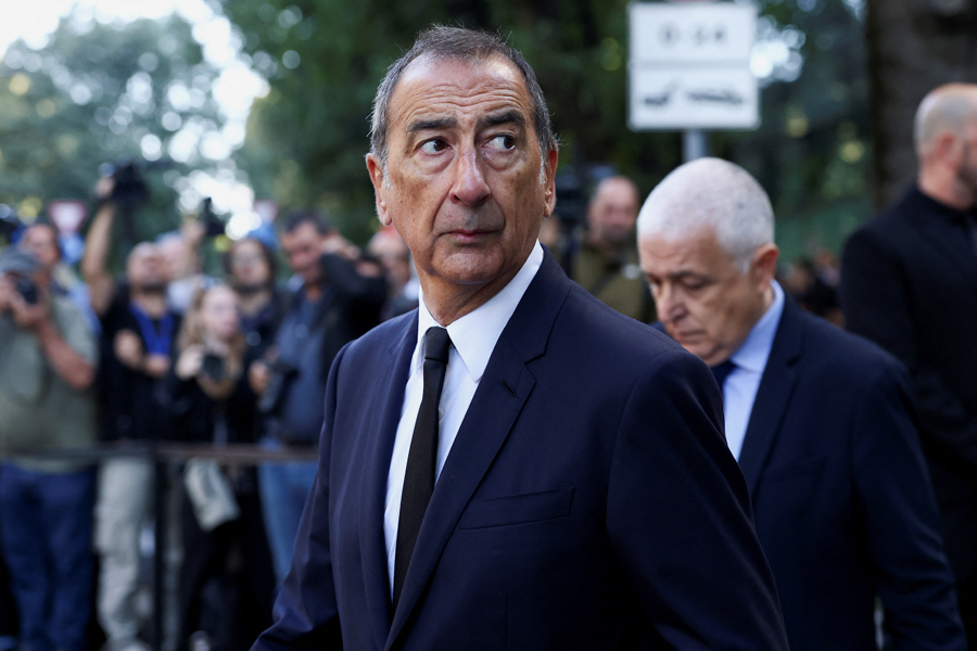 Среди других пришедших проститься с модельером был мэр Милана Джузеппе Сала.
&nbsp;