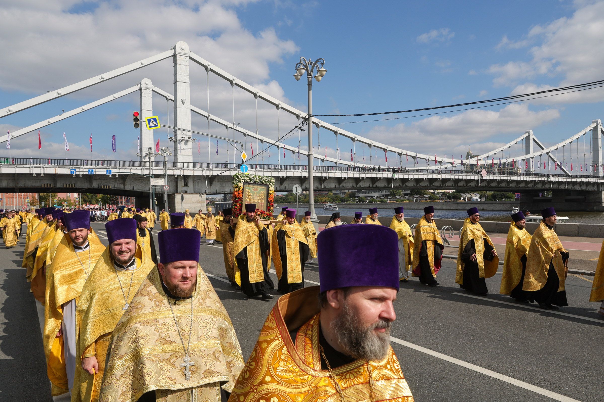 Священнослужители во время крестного хода.