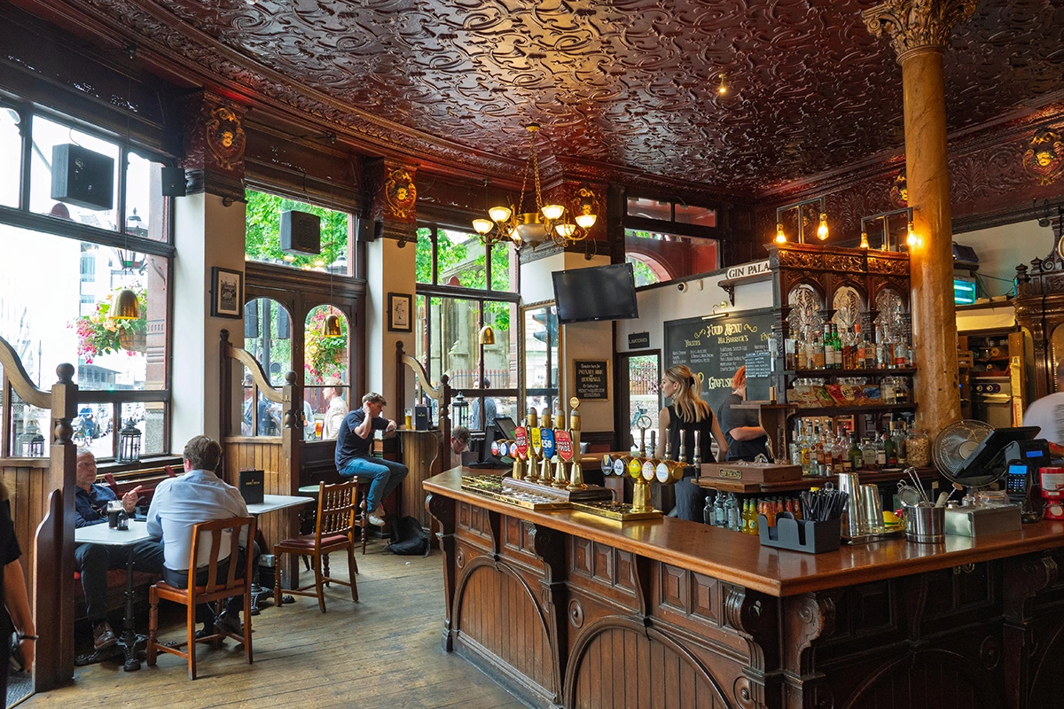 Британские власти планируют выделить на поддержку пабов и баров £100 млн