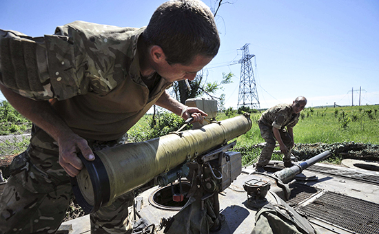 Солдаты украинских вооруженных сил подготавливают оружие на своих позициях