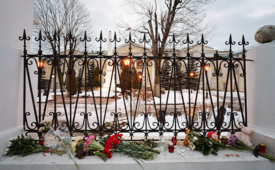 Цветы, игрушка и свечи, возложенные к ограде посольства Армении в Москве в связи с трагедией в Гюмри. Архивное фото