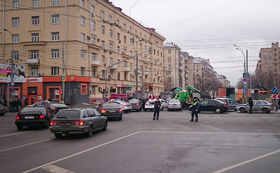 Полицейское оцепление на месте происшествия возле метро &laquo;Октябрьское поле&raquo;