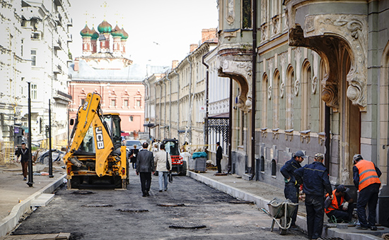 Замена&nbsp;асфальта и бордюров на одной из улиц в Москве, 2015 год