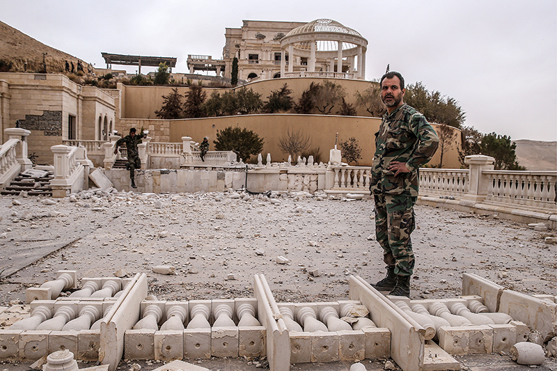 Военнослужащий сирийской армии у виллы Моза