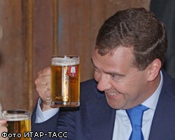 Д.Медведев значительно ограничил продажу пива