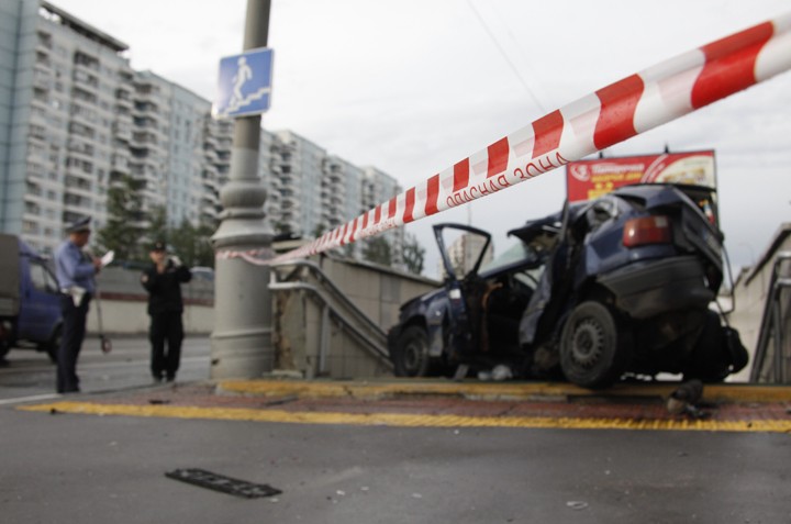 В Москве автомобиль въехал в подземный переход: один погибший