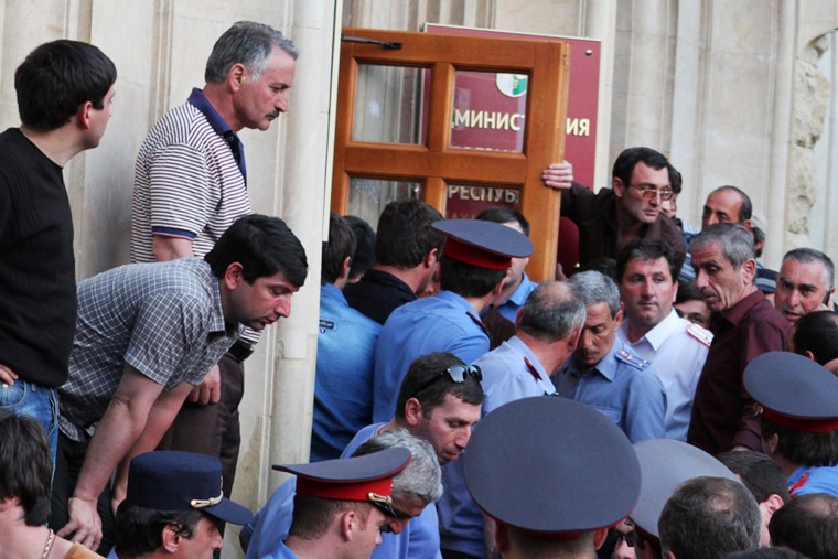 Сторонники оппозиции штурмуют здание администрации президента Абхазии Александра Анкваба в Сухуми. 