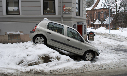 Сильнейший снегопад в Петербурге вызвал более 1000 аварий