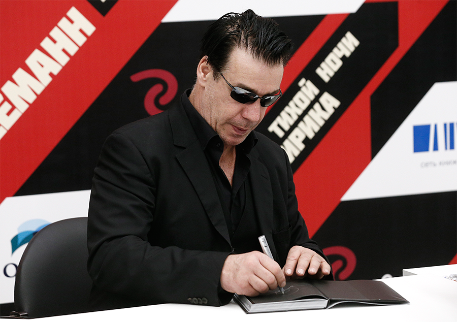 Солист немецкой группы Rammstein Тилль Линдеманн во время автограф-сессии в честь старта продаж сборника стихов &laquo;В тихой ночи. Лирика&raquo;