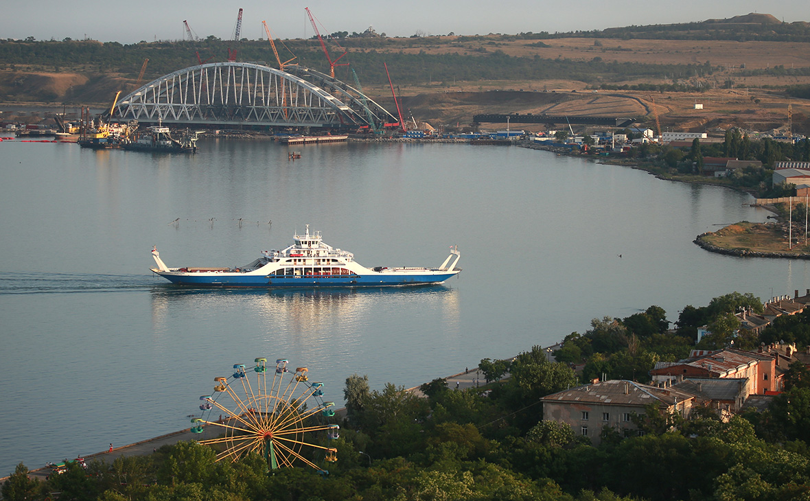 Вид на строящийся Крымский мост с горы Митридат