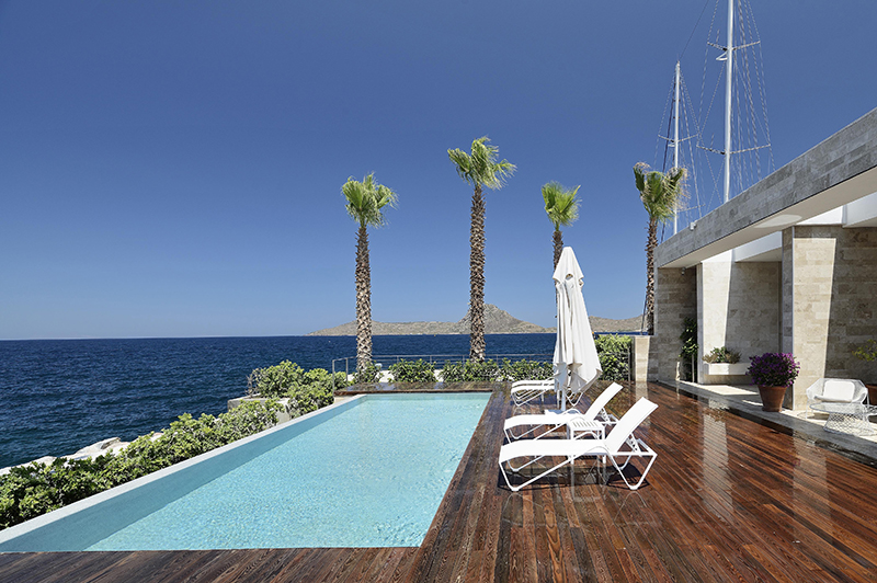 Терраса гостевого номера с частным бассейном в отеле Yalıkavak Marina&nbsp;Beach