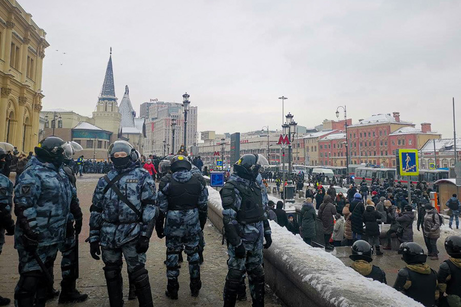 Позже участники акции собрались на Комсомольской площади, там произошли стычки с силовиками