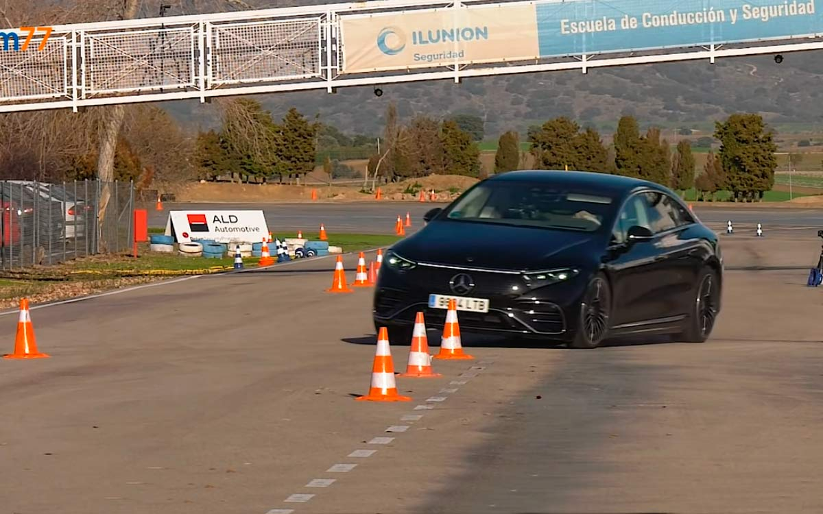 Mercedes-Benz EQS уступил корейским электрокарам в «лосином тесте». Видео